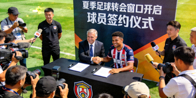 夏季足球转会窗口开启，球员签约仪式